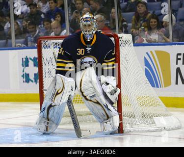 16 décembre 2011 : Ryan Miller, gardien de but #30 des Sabres de Buffalo, attend un affrontement clé de 3e période pendant le match de hockey de la LNH entre les Maple Leafs de Toronto @ Buffalo Sabres au First Niagara Center à Buffalo NY. (Crédit image : © Nick Loverde/Cal Sport Media/ZUMAPRESS.com) Banque D'Images