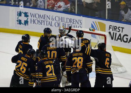 16 décembre 2011 : les membres des Sabres de Buffalo viennent féliciter le gardien de but Ryan Miller #30 pour son travail dans la victoire des Sabres 5-4 contre les Maple Leafs de Toronto en visite au First Niagara Center à Buffalo NY. (Crédit image : © Nick Loverde/Cal Sport Media/ZUMAPRESS.com) Banque D'Images