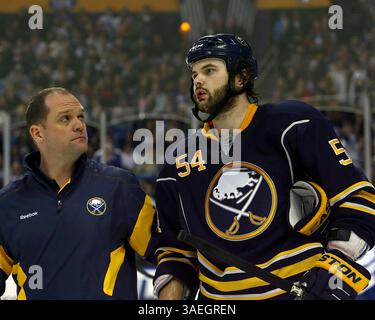 16 décembre 2011 : un Zach Kassian #54 sanglant est aidé hors de la glace par l'entraîneur des Sabres Tim Macre après avoir été le sien par derrière par le capitaine Dion Phaneuf en 2ème période. Phaneuf a reçu une majeure pour embarquement et une inconduite lors du match de hockey de la LNH entre les Maple Leafs de Toronto @ Buffalo Sabres au First Niagara Center à Buffalo NY. (Crédit image : © Nick Loverde/Cal Sport Media/ZUMAPRESS.com) Banque D'Images