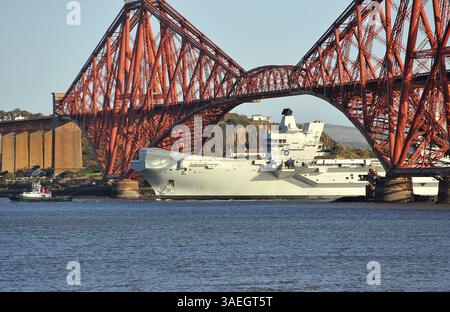 AJAXNETPHOTO. 10 OCTOBRE 2022. SOUTH QUEENSFERRY, ÉCOSSE. - PROBLÈME DE PORTE-AVIONS - LE HMS PRINCE OF WALES, UN DES DEUX PLUS GROS WASHIPS DE LA ROYAL NAVY (65 000 TONNES) VU PASSER SOUS LE PONT FERROVIAIRE FIRTH OF FORTH CE MATIN ALORS QU'IL SE DIRIGEAIT VERS LA CALE SÈCHE BABCOCK À ROSYTH POUR RÉPARER SON HÉLICE TRIBORD ET SON ARBRE. LE NAVIRE DE GUERRE ÉTAIT EN TRANSIT VERS LES ÉTATS-UNIS POUR PARTICIPER À UN EXERCICE CONJOINT AVEC L'USN LORSQU'IL A CONNU UN PROBLÈME D'ARBRE D'HÉLICE À MI-CHENAL À LA FIN D'AOÛT 2022. PHOTO : TONY HOLLAND/AJAX REF :DTH221010 9750 Banque D'Images