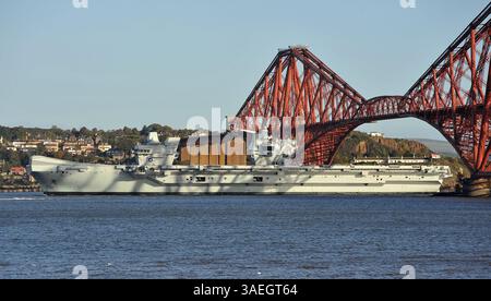 AJAXNETPHOTO. 10 OCTOBRE 2022. SOUTH QUEENSFERRY, ÉCOSSE. - PROBLÈME DE PORTE-AVIONS - LE HMS PRINCE OF WALES, UN DES DEUX PLUS GROS WASHIPS DE LA ROYAL NAVY (65 000 TONNES) VU PASSER SOUS LE PONT FERROVIAIRE FIRTH OF FORTH CE MATIN ALORS QU'IL SE DIRIGEAIT VERS LA CALE SÈCHE BABCOCK À ROSYTH POUR RÉPARER SON HÉLICE TRIBORD ET SON ARBRE. LE NAVIRE DE GUERRE ÉTAIT EN TRANSIT VERS LES ÉTATS-UNIS POUR PARTICIPER À UN EXERCICE CONJOINT AVEC L'USN LORSQU'IL A CONNU UN PROBLÈME D'ARBRE D'HÉLICE À MI-CHENAL À LA FIN D'AOÛT 2022. PHOTO : TONY HOLLAND/AJAX REF :DTH221010 9756 Banque D'Images