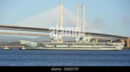 AJAXNETPHOTO. 10 OCTOBRE 2022. SOUTH QUEENSFERRY, ÉCOSSE. - PROBLÈME DE PORTE-AVIONS - LE HMS PRINCE OF WALES, UN DES DEUX PLUS GROS WASHIPS DE LA ROYAL NAVY (65 000 TONNES) VU PASSER SOUS LES PONTS FERROVIAIRES FORTH CE MATIN ALORS QU'IL SE DIRIGEAIT VERS LA CALE SÈCHE BABCOCK À ROSYTH POUR RÉPARER SON HÉLICE TRIBORD ET SON ARBRE. LE NAVIRE DE GUERRE ÉTAIT EN TRANSIT VERS LES ÉTATS-UNIS POUR PARTICIPER À UN EXERCICE CONJOINT AVEC L'USN LORSQU'IL A CONNU UN PROBLÈME D'ARBRE D'HÉLICE À MI-CHENAL À LA FIN D'AOÛT 2022. PHOTO : TONY HOLLAND/AJAX REF :DTH221010 9765 Banque D'Images