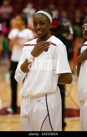 17 décembre 2011 : Nnemkadi Ogwumike (30 ans) avant le match de basket-ball NCAA entre le Cardinal de Stanford et les Tigers de Princeton au Maples Pavillion à Stanford, Stanford mène Princeton 39-32 à la mi-temps. â© Damon Tarver/CSM(crédit image : © Damon Tarver/Cal Sport Media/ZUMAPRESS.com) Banque D'Images