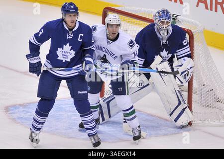 17 décembre 2011 - Toronto, Ontario, Canada - 17 décembre 2011 - Toronto, Ontario, Canada. L’attaquante de Vancouver Jannik Hansen (36) est prise en sandwich entre le capitaine de Toronto Dion Phaneuf (3) et Jonas Gustavsson en première période lors du match des Canucks de Vancouver de la LNH contre les Maple Leafs de Toronto au Centre Air Canada. Vancouver a gagné 5-3. (Crédit image : © Gary Angus/Southcreek/ZUMAPRESS.com) Banque D'Images