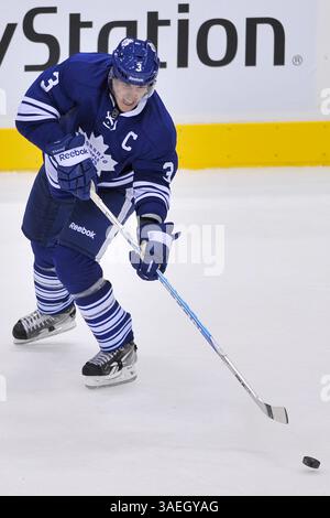 17 décembre 2011 - Toronto, Ontario, Canada - 17 décembre 2011 - Toronto, Ontario, Canada. Le capitaine de Toronto, Dion Phaneuf (3), passe la rondelle en troisième période lors du match des Canucks de Vancouver de la LNH contre les Maple Leafs de Toronto au Centre Air Canada. Vancouver a gagné 5-3. (Crédit image : © Gary Angus/Southcreek/ZUMAPRESS.com) Banque D'Images