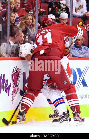 17 décembre 2011 - Glendale, Arizona, U. S - Phoenix Coyotes Center Martin Hanzal #11 vérifie l'aile gauche des Rangers de New York Ruslan Fedotenko #26 dans le match de hockey de la LNH entre les Rangers de New York et les Coyotes de Phoenix à l'aréna Jobing.com à Glendale, AZ. (Crédit image : © Keith Charles/Southcreek/ZUMAPRESS.com) Banque D'Images