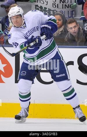 17 décembre 2011 - Toronto, Ontario, Canada - 17 décembre 2011 - Toronto, Ontario, Canada. L’attaquante de Vancouver Jannik Hansen (36) fait une passe en première période lors du match des Canucks de Vancouver de la LNH contre les Maple Leafs de Toronto au Centre Air Canada. Vancouver a gagné 5-3. (Crédit image : © Gary Angus/Southcreek/ZUMAPRESS.com) Banque D'Images