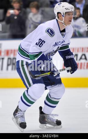 17 décembre 2011 - Toronto, Ontario, Canada - 17 décembre 2011 - Toronto, Ontario, Canada. L’attaquante de Vancouver Jannik Hansen (36) en première période lors du match des Canucks de Vancouver de la LNH contre les Maple Leafs de Toronto au Centre Air Canada. Vancouver a gagné 5-3. (Crédit image : © Gary Angus/Southcreek/ZUMAPRESS.com) Banque D'Images