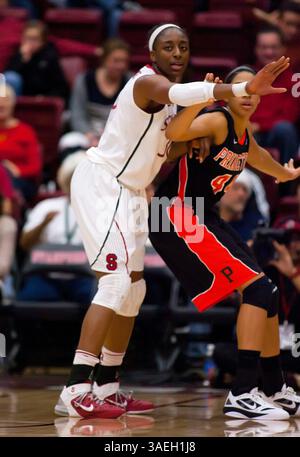 17 décembre 2011 : L'attaquant de Stanford Nnemkadi Ogwumike (30 ans) en action lors du match de basket-ball de la NCAA entre le Cardinal de Stanford et les Tigers de Princeton au Maples Pavillion à Stanford, Stanford a battu Princeton 85-66. â© Damon Tarver/CSM(crédit image : © Damon Tarver/Cal Sport Media/ZUMAPRESS.com) Banque D'Images