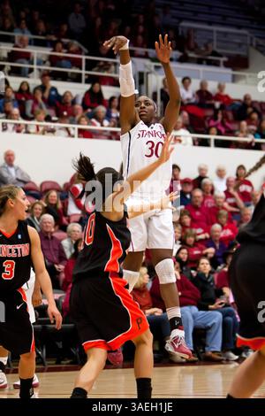 17 décembre 2011 : L'attaquant de Stanford Nnemkadi Ogwumike (30 ans) en action lors du match de basket-ball de la NCAA entre le Cardinal de Stanford et les Tigers de Princeton au Maples Pavillion à Stanford, Stanford a battu Princeton 85-66. â© Damon Tarver/CSM(crédit image : © Damon Tarver/Cal Sport Media/ZUMAPRESS.com) Banque D'Images
