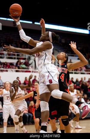 17 décembre 2011 : L'attaquant de Stanford Nnemkadi Ogwumike (30 ans) en action lors du match de basket-ball de la NCAA entre le Cardinal de Stanford et les Tigers de Princeton au Maples Pavillion à Stanford, Stanford a battu Princeton 85-66. â© Damon Tarver/CSM(crédit image : © Damon Tarver/Cal Sport Media/ZUMAPRESS.com) Banque D'Images