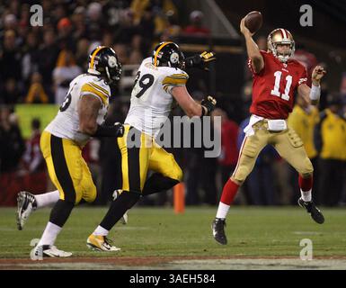 19 décembre 2011 - San Francisco, CA, USA - le quarterback des 49ers de San Francisco Alex Smith, à droite, passe lors du premier quart-temps d'un match contre les Steelers de Pittsburgh au Candlestick Park à San Francisco, Californie, le lundi 19 décembre 2011. (Crédit image : © Jane Tyska/Oakland Tribune/MCT/ZUMAPRESS.com) Banque D'Images