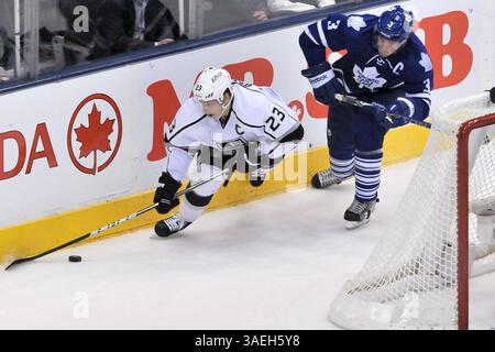 19 décembre 2011 - Toronto, Ontario, Canada - 19 décembre 2011 - Toronto, Ontario, Canada. Le capitaine de Toronto Dion Phaneuf (3) poursuit le capitaine de L.A. Dustin Brown (23) en deuxième période lors du match des L.A. Kings de la LNH contre les Maple Leafs de Toronto au Centre Air Canada. (Crédit image : © Gary Angus/Southcreek/ZUMAPRESS.com) Banque D'Images