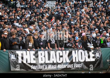 18 décembre 2011 Oakland, CALIFORNIE les fans des Raiders d'Oakland dans la section connue sous le nom de trou noir dans la deuxième moitié du match de la NFL entre les Raiders d'Oakland et les Lions de Détroit au O.co Coliseum d'Oakland, CALIFORNIE. Les Lions de Détroit ont battu les Raiders d'Oakland 28-27. David Hood/Cal Sport Media(image crédit : © David Hood/Cal Sport Media/ZUMAPRESS.com) Banque D'Images