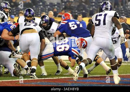 21 décembre 2011 San Diego, CA. Louisiana Tech Bulldogs Running Back Hunter Lee #36 court pour un touchdown de deux yards dans le troisième quart-temps en action lors du match de football Poinsettia Bowl College entre les Horned Frogs TCU et les Louisiana Tech Bulldogs au stade Qualcomm de San Diego, Californie... Les grenouilles à cornes TCU battent les Louisiana Tech Bulldogs 31-24.Louis Lopez/CSM(crédit image : © Louis Lopez/Cal Sport Media/ZUMAPRESS.com) Banque D'Images