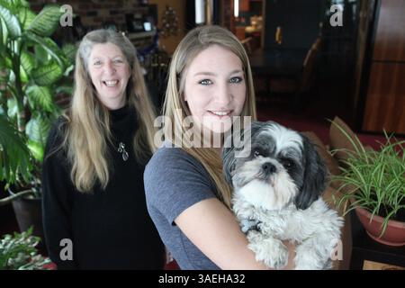 9 décembre 2011 - West Bloomfield, mi, USA - Jeannie Barden et sa fille Sarah Barden, 21 ans, avec Gizmo sont vues à leur domicile à West Bloomfield, Michigan le 9 décembre 2011. À 16 ans, Sarah consommait de la drogue. Gérer la dépendance de sa fille était comme « traverser l'enfer », a déclaré Barden. Mais avec de l'aide, Sarah est maintenant en convalescence. Elle a été soignée au Henry Ford Maplegrove Center à West Bloomfield et est propre depuis trois ans. (Crédit image : © Patricia Beck/Detroit Free Press/MCT/ZUMAPRESS.com) Banque D'Images