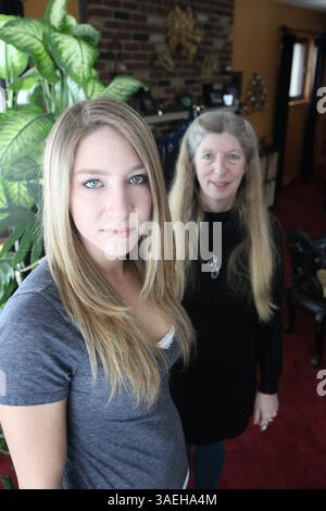 9 décembre 2011 - West Bloomfield, mi, USA - Jeannie Barden et sa fille Sarah Barden, 21 ans, sont vues à leur domicile à West Bloomfield, Michigan le 9 décembre 2011. À 16 ans, Sarah consommait de la drogue. Gérer la dépendance de sa fille était comme « traverser l'enfer », a déclaré Barden. Mais avec de l'aide, Sarah est maintenant en convalescence. Elle a été soignée au Henry Ford Maplegrove Center à West Bloomfield et est propre depuis trois ans. (Crédit image : © Patricia Beck/Detroit Free Press/MCT/ZUMAPRESS.com) Banque D'Images
