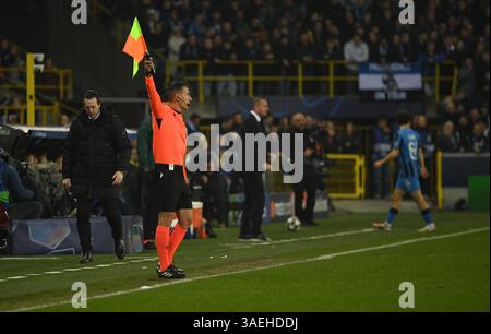 Linesman en action lors du match du groupe 16 de l'UEFA 2024 Champions League entre le Club Brugge et l'Aston Villa, Jan Breydel Stadium, 4 mars 2025 avec : linesman où : Brugge, Belgique quand : 04 mars 2025 crédit : Anthony Stanley/WENN Banque D'Images