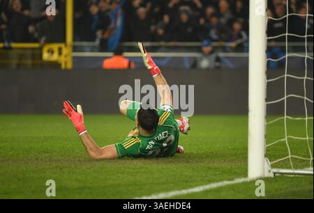 Emiliano Mart’nez en action lors du match du groupe 16 de la Ligue des Champions de l’UEFA 2024 entre le Club Brugge et l’Aston Villa, Jan Breydel Stadium, 4 mars 2025 avec : Emiliano Martínez où : Brugge, Belgique quand : 04 mars 2025 crédit : Anthony Stanley/WENN Banque D'Images