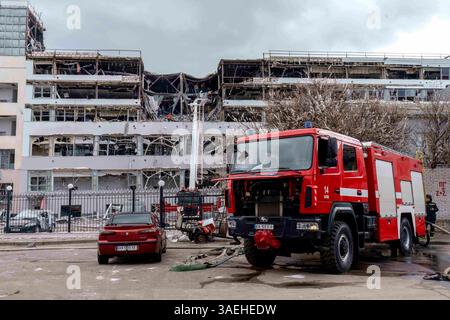 Kiev, ville de Kiev, Ukraine. 6 avril 2025. Les services de sauvetage éclaircissent les conséquences d'une frappe de missiles russes sur Kiev, la capitale de l'Ukraine. (Crédit image : © Andreas Stroh/ZUMA Press Wire) USAGE ÉDITORIAL SEULEMENT ! Non destiné à UN USAGE commercial ! Banque D'Images