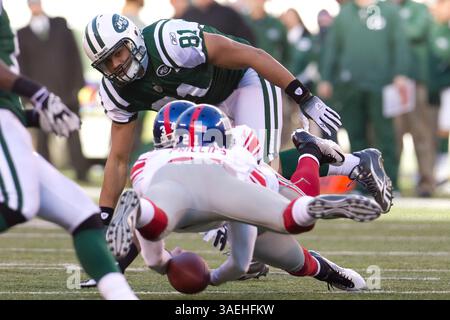 24 décembre 2011 : Dustin Keller (81 ans) joue le rôle de Deon Grant (34 ans) et Kenny Phillips (21 ans) des New York Giants Strong Safety lors du match NFL entre les New York Giants et les New York jets au MetLife Stadium d'East Rutherford, New Jersey. Les géants ont battu les jets, 29-14.(image crédit : © Chris Szagola/Cal Sport Media/ZUMAPRESS.com) Banque D'Images