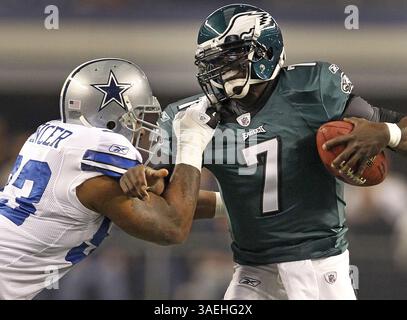 24 décembre 2011 - Arlington, TX, USA - Anthony Spencer (93 ans), le linebacker extérieur des Dallas Cowboys, s'empare du masque du quarterback Michael Vick (7 ans) des Philadelphia Eagles lors du premier quart-temps au Cowboys Stadium d'Arlington, Texas, le samedi 24 décembre 2011. (Crédit image : © Ron Jenkins/MCT/MCT/ZUMAPRESS.com) Banque D'Images