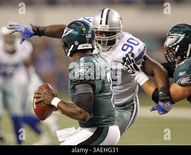 Dec. 24, 2011 - Arlington, TX, USA - Dallas Cowboys Nose Tackle Jay Ratliff (90) pressions le quarterback des Philadelphia Eagles Michael Vick (7) pendant la première mi-temps au Cowboys Stadium d'Arlington, Texas, samedi 24 décembre 2011. (Crédit image : © Ron Jenkins/MCT/MCT/ZUMAPRESS.com) Banque D'Images