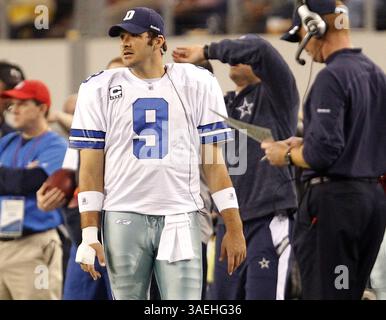 24 décembre 2011 - Arlington, TX, États-Unis - Tony Romo, quarterback des Dallas Cowboys, marche sur la touche après avoir quitté le match contre les Eagles de Philadelphie avec une blessure au premier quart-temps au Cowboys Stadium d'Arlington, Texas, samedi 24 décembre 2011. (Crédit image : © Ron Jenkins/MCT/MCT/ZUMAPRESS.com) Banque D'Images