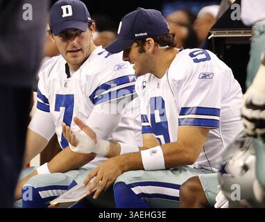 24 décembre 2011 - Arlington, TX, USA - Stephen McGee (7), le quarterback des Dallas Cowboys, discute avec Tony Romo (9), après que Romo ait été blessé au premier quart contre les Eagles de Philadelphie au Cowboys Stadium d'Arlington, Texas, samedi 24 décembre 2011. (Crédit image : © Ron Jenkins/MCT/MCT/ZUMAPRESS.com) Banque D'Images