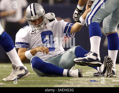 24 décembre 2011 - Arlington, TX, USA - Tony Romo (9), quarterback des Dallas Cowboys, est lent à se relever après s'être blessé à la main droite au premier quart-temps contre les Eagles de Philadelphie au Cowboys Stadium d'Arlington, Texas, samedi 24 décembre 2011. (Crédit image : © Ron Jenkins/MCT/MCT/ZUMAPRESS.com) Banque D'Images