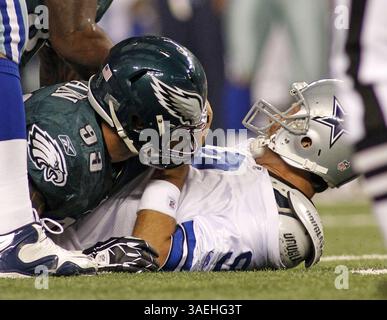 24 décembre 2011 - Arlington, TX, USA - Tony Romo (9), quarterback des Dallas Cowboys, est lent à se relever après s'être blessé à la main droite au premier quart-temps contre les Eagles de Philadelphie au Cowboys Stadium d'Arlington, Texas, samedi 24 décembre 2011. (Crédit image : © Paul Moseley/MCT/MCT/ZUMAPRESS.com) Banque D'Images