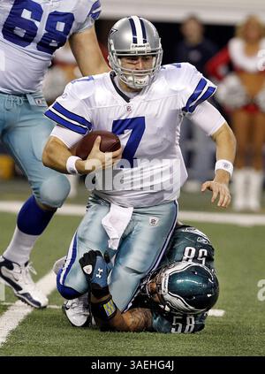 24 décembre 2011 - Arlington, TX, États-Unis - Trent Cole des Philadelphia Eagles met à sac le quarterback des Dallas Cowboys Stephen McGee lors d'un match au Cowboys Stadium d'Arlington, Texas, le samedi 24 décembre 2011. Les Eagles ont battu les Cowboys, 20-7. (Crédit image : © Ron Cortes/MCT/MCT/ZUMAPRESS.com) Banque D'Images