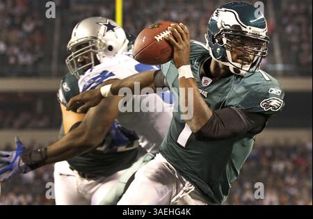 24 décembre 2011 - Arlington, TX, USA - Michael Vick (7), quarterback des Philadelphia Eagles, s'échappe en chargeant Jay Ratliff (90) de Dallas Cowboys Nose Tackle au quatrième quart-temps au Cowboys Stadium d'Arlington, Texas, samedi 24 décembre 2011. Les Eagles ont battu les Cowboys, 20-7. (Crédit image : © Ron Jenkins/MCT/MCT/ZUMAPRESS.com) Banque D'Images