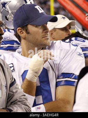 Dec. 24, 2011 - Arlington, TX, USA - Tony Romo, quarterback des Dallas Cowboys, tient prudemment sa main de passage blessée tout en regardant ses coéquipiers affronter les Eagles de Philadelphie au Cowboys Stadium à Arlington, Texas, samedi 24 décembre 2011. Les Eagles battent les Cowboys, 20-7. (Crédit image : © Ron T. Ennis/Fort Worth Star-Telegram/MCT/ZUMAPRESS.com) Banque D'Images