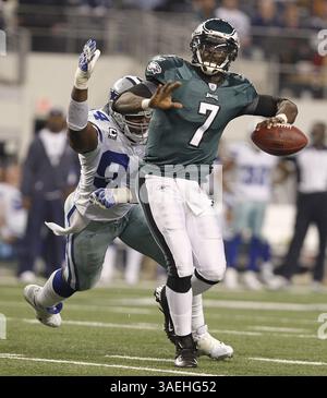 24 décembre 2011 - Arlington, TX, États-Unis - Michael Vick (7), quarterback des Philadelphia Eagles, lance une passe avant que les Dallas Cowboys DeMarcus Ware (94) ne puissent l'atteindre lors d'un match au Cowboys Stadium d'Arlington, Texas, le samedi 24 décembre 2011. Les Eagles ont battu les Cowboys, 20-7. (Crédit image : © Ron Cortes/MCT/MCT/ZUMAPRESS.com) Banque D'Images