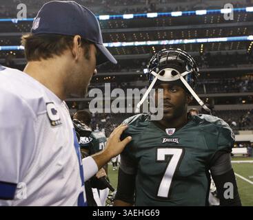 24 décembre 2011 - Arlington, TX, USA - Michael Vick (7), quarterback des Philadelphia Eagles, accueille Tony Romo, quarterback blessé des Dallas Cowboys, à la fin du match au Cowboys Stadium d'Arlington, Texas, le samedi 24 décembre 2011. Les Eagles ont battu les Cowboys, 20-7. (Crédit image : © Ron Cortes/MCT/MCT/ZUMAPRESS.com) Banque D'Images