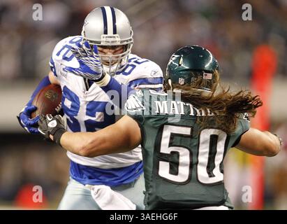24 décembre 2011 - Arlington, TX, USA - Dallas Cowboys Tight End Jason Witten (82) affronte le linebacker du milieu des Philadelphia Eagles Casey Matthews (50) au quatrième quart-temps au Cowboys Stadium d'Arlington, Texas, samedi 24 décembre 2011. Les Eagles ont battu les Cowboys, 20-7. (Crédit image : © Ron Jenkins/MCT/MCT/ZUMAPRESS.com) Banque D'Images