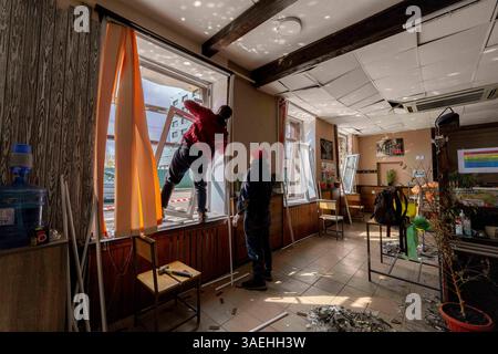 Kiev, ville de Kiev, Ukraine. 6 avril 2025. Les services de sauvetage éclaircissent les conséquences d'une frappe de missiles russes sur Kiev, la capitale de l'Ukraine. (Crédit image : © Andreas Stroh/ZUMA Press Wire) USAGE ÉDITORIAL SEULEMENT ! Non destiné à UN USAGE commercial ! Banque D'Images