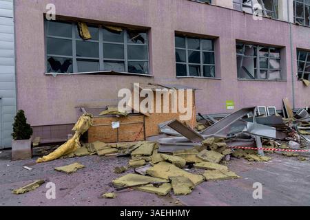 Kiev, ville de Kiev, Ukraine. 6 avril 2025. Bâtiment avec des fenêtres brisées et des débris sur le sol à la suite d'une frappe de missile russe sur la capitale ukrainienne Kiev. (Crédit image : © Andreas Stroh/ZUMA Press Wire) USAGE ÉDITORIAL SEULEMENT ! Non destiné à UN USAGE commercial ! Banque D'Images