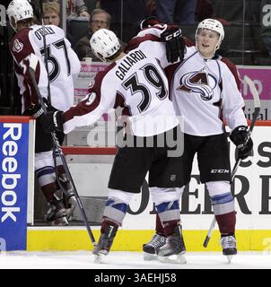 26 décembre 2011 : Gabriel Landeskog #92 et T.J. Galiardi #39, aile gauche de l'Avalanche du Colorado célèbrent une victoire 4-2 après le match de hockey de la LNH entre le Wild du Minnesota et l'Avalanche du Colorado au Xcel Energy Center à Paul, MN. (Crédit image : © Andy Blenkush/Cal Sport Media/ZUMAPRESS.com) Banque D'Images