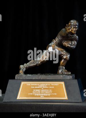 26 décembre 2011 : Baylor Bears Robert Griffin lll vainqueur du Trophée Heisman 2011 présenté lors de la conférence de presse d'avant-match du Valero Alamo Bowl de la NCAA, Baylor affrontera les Huskies de Washington à l'Alamo Dome de San Antonio au Texas. (Crédit image : © Mario Cantu/Cal Sport Media/ZUMAPRESS.com) Banque D'Images