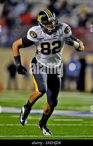 26 décembre 2011 . Le collant des Missouri Tigers se termine Michael Egnew (82) en action. Lors du match Advocare V100 Independence Bowl 2011 entre les North Carolina Tar Heels et les Missouri Tigers à Shreveport, LOUISIANE..le Missouri gagne 41-24.Manny Flores/CSM(crédit image : â© Manny Flores/Cal Sport Media/ZUMAPRESS.com) Banque D'Images