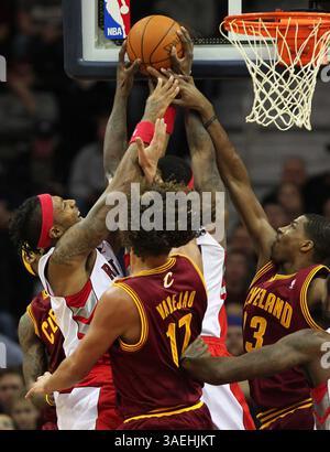 Dec. 26, 2011 - Cleveland, Ohio, États-Unis - ANDERSON VARAJAO (17 ans) des cavaliers de Cleveland et Alonzo Gee, à droite, affrontent JAMES JOHNSON, à gauche, des Raptors de Toronto, et ED DAVIS pour un rebond au premier quart-temps à Quicken Loans Arena de Cleveland. (Crédit image : © Phil Masturzo/Akron Beacon Journal/MCT/ZUMAPRESS.com) Banque D'Images