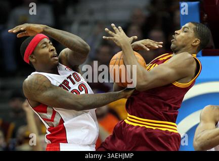 Dec. 26, 2011 - Cleveland, OH, USA - Ed Davis, à gauche, des Raptors de Toronto, et Alonzo Gee des cavaliers de Cleveland luttent pour un rebond au troisième quart-temps à Quicken Loans Arena à Cleveland, Ohio, le lundi 26 décembre 2011. Les Raptors ont battu les Cavs, 104-96. (Crédit image : © Phil Masturzo/Akron Beacon Journal/MCT/ZUMAPRESS.com) Banque D'Images