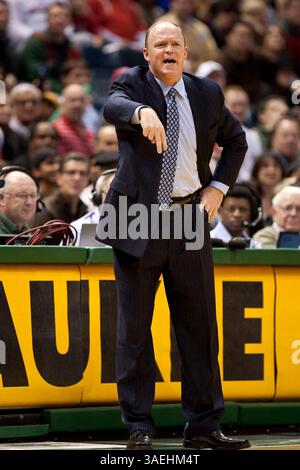 27 décembre 2011 Milwaukee, WI. Bradley Center..L'entraîneur-chef des Bucks de Milwaukee Scott Skiles..Minnesota Timberwolves a perdu contre les Bucks de Milwaukee 95-98. Mike McGinnis/CSM(image crédit : © Mike McGinnis/Cal Sport Media/ZUMAPRESS.com) Banque D'Images