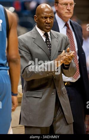 27 décembre 2011 Milwaukee, WI. Bradley Center..Minnesota Timberwolves entraîneur adjoint Terry porter a remplacé l'entraîneur-chef Rick Adelman ce soir..Minnesota Timberwolves a perdu contre les Bucks de Milwaukee 95-98. Mike McGinnis/CSM(image crédit : © Mike McGinnis/Cal Sport Media/ZUMAPRESS.com) Banque D'Images