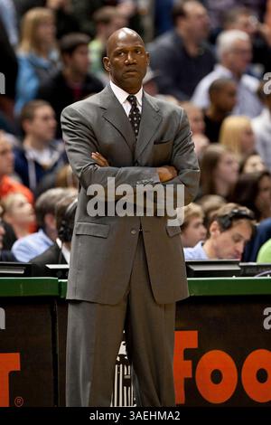 27 décembre 2011 Milwaukee, WI. Bradley Center..Minnesota Timberwolves entraîneur adjoint Terry porter a remplacé l'entraîneur-chef Rick Adelman ce soir..Minnesota Timberwolves a perdu contre les Bucks de Milwaukee 95-98. Mike McGinnis/CSM(image crédit : © Mike McGinnis/Cal Sport Media/ZUMAPRESS.com) Banque D'Images