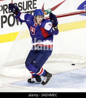 Dec. 27, 2011 - Calgary, ALBERTA, Canada - Leah Hennel, Calgary Herald CALGARY, ALBERTA. : 27 DÉCEMBRE 2011 -- L'équipe Slovokia Tomas Jurco célèbre son but avec l'équipe Lettonie lors du match mondial junior 2012 au Scotiabank Saddledome à Calgary, Alberta, le 27 décembre 2011. (Leah Hennel, Calgary Herald) (crédit image : © Leah Hennel/Postmedia News/ZUMAPRESS.com) Banque D'Images