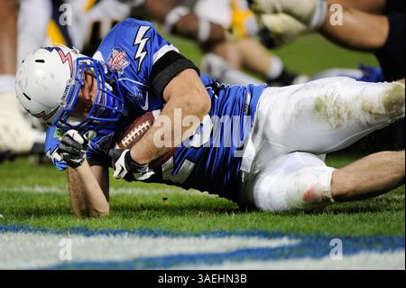 DÉC. 28 2011 : le fullback Mike DeWitt (25) tombe dans la zone finale lors du match du Military Bowl entre les Rockets de Toledo et l'Air Force au RFK Stadium à Washington, DC. Les Rockets ont battu l'Air Force 42-41.(image crédit : © John Middlebrook/Cal Sport Media/ZUMAPRESS.com) Banque D'Images