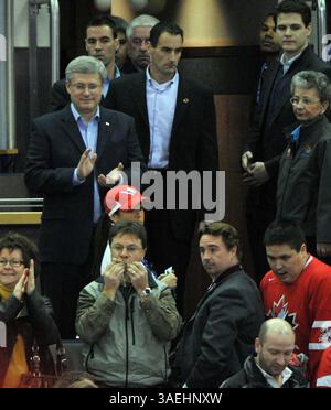 Dec. 28, 2011 - Edmonton, Albert, Canada - EDMONTON, ALBERTA : DÉCEMBRE 28, 2011 -- le premier ministre Stephen Harper était dans les tribunes alors que le Canada affronte la République tchèque aux Championnats mondiaux juniors 2012 de la Fédération internationale de hockey sur glace à Edmonton, le 28 décembre 2011. (Crédit image : © Bruce Edwards/Postmedia News/ZUMAPRESS.com) Banque D'Images